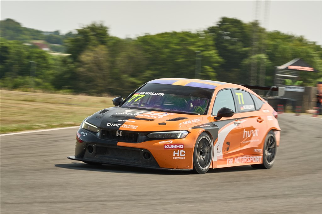 Mike Halder tager pole position i historisk tæt kvalifikation.
(Foto: Stump Photo)